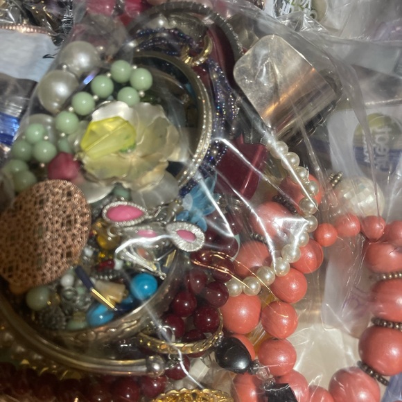3lb bags of vintage mixed jewelry - Picture 3 of 6